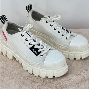 PALLADIUM WOMENS SIZE 9 White Chunky Sneakers